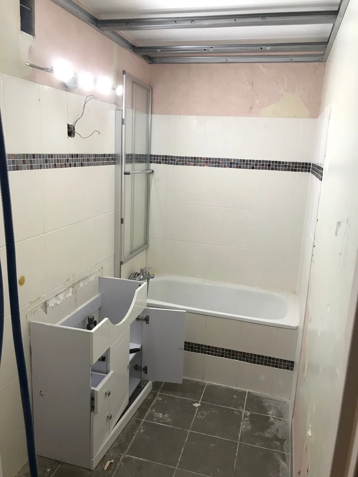 Salle de bains avant travaux, association provisoire